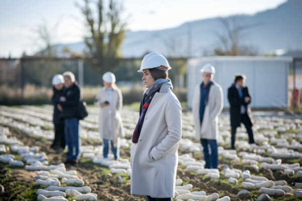Agriculteur inspectant un méthaniseur produisant biogaz et engrais écologiques