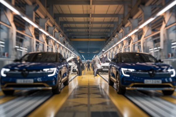 Usines automobiles en transformation avec modernisation des chaînes de production Stellantis