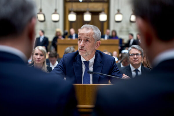 Patrick Pouyanné, PDG de TotalEnergies, s'exprime à l'assemblée parlementaire face aux députés critiques.
