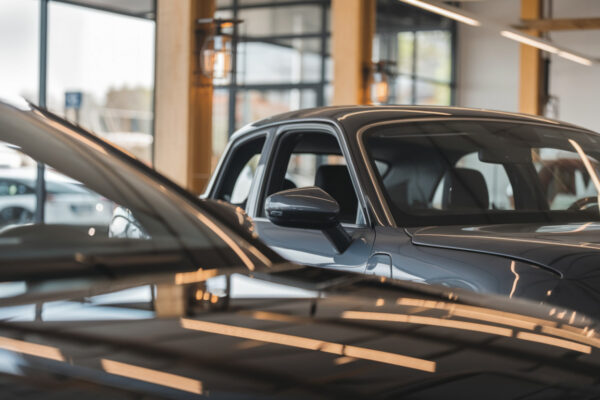 Automobiliste consultant documents fiscaux relatifs aux nouvelles mesures de taxation automobile française.