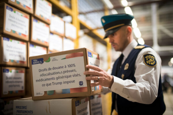 Documents douaniers et médicaments génériques empilés sur un bureau administratif américain.