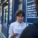 Document fiscal avec formulaire d'impôt, stylo rouge et symbole d'amende ou d'erreur