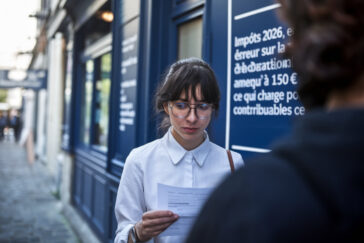 Document fiscal avec formulaire d'impôt, stylo rouge et symbole d'amende ou d'erreur