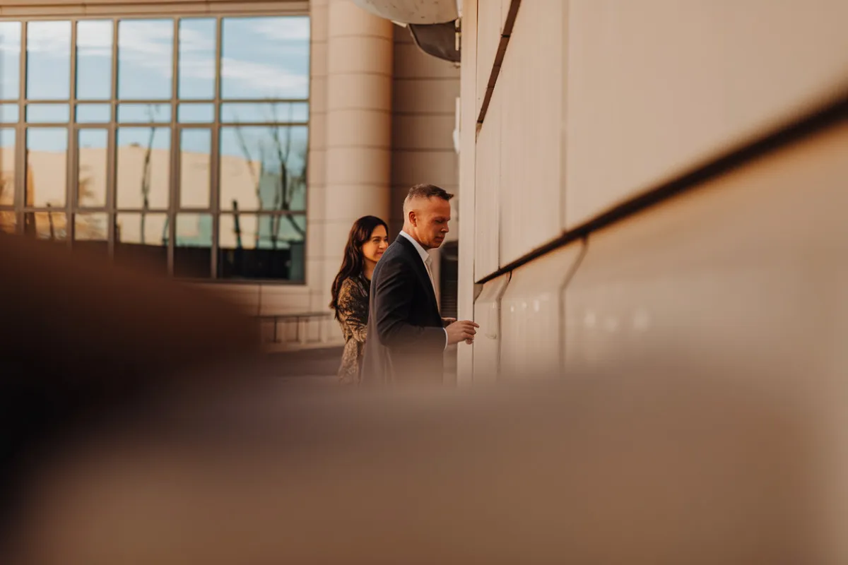 Personne travaillant à domicile devant ordinateur avec documents fiscaux et calculatrice