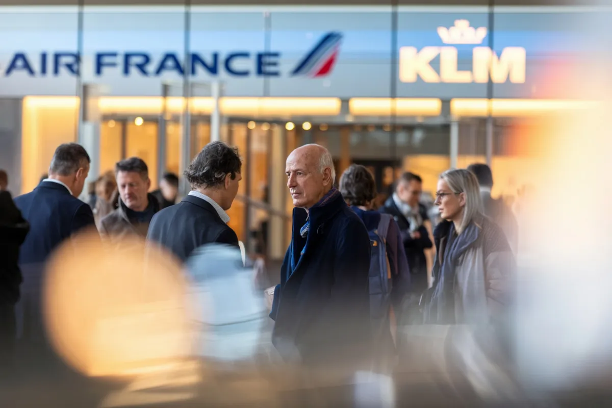 Deux avions de compagnies aériennes européennes se rapprochant symboliquement dans le ciel